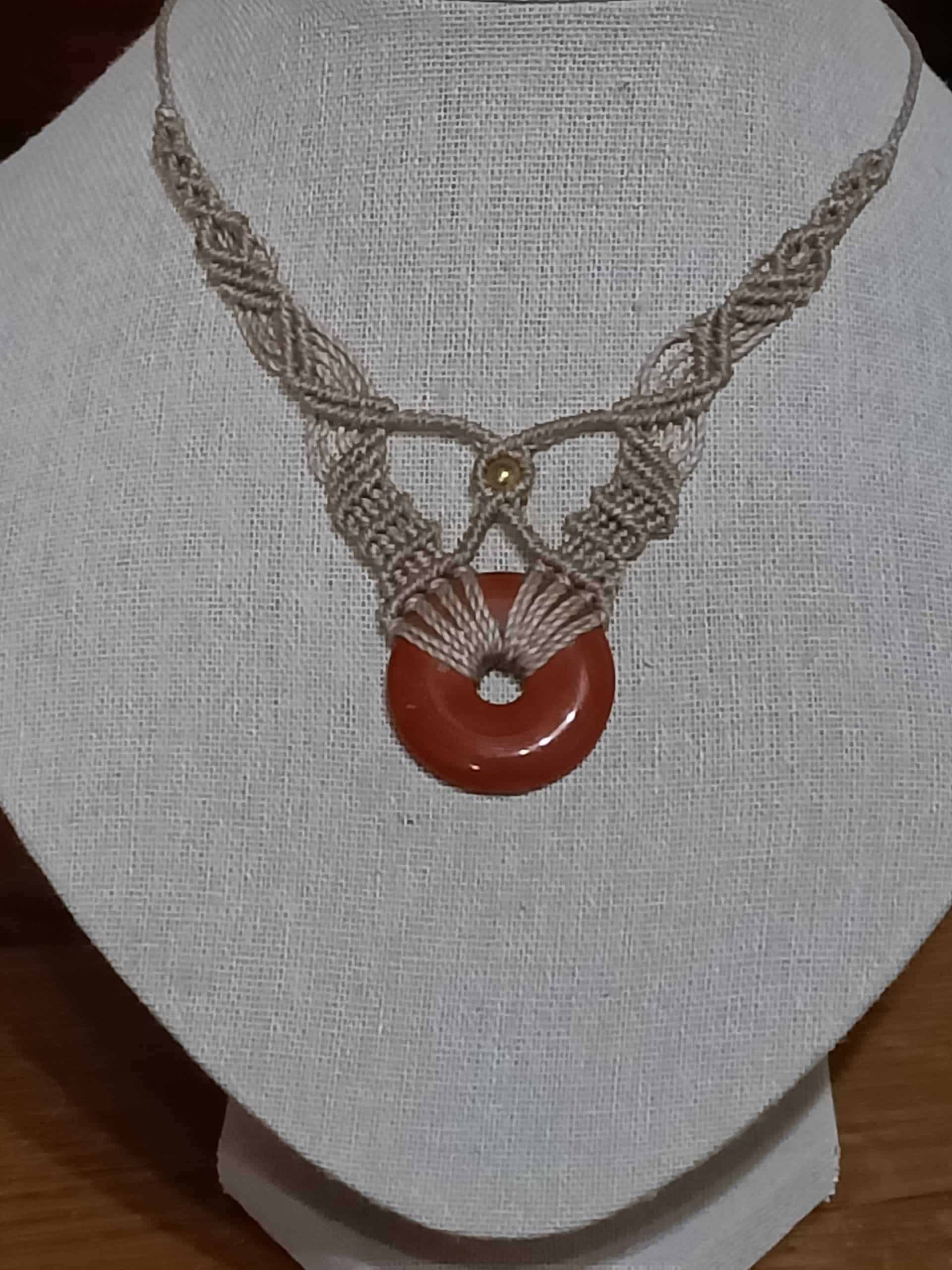 collier "Kanda" micro-macramé donut jaspe rouge