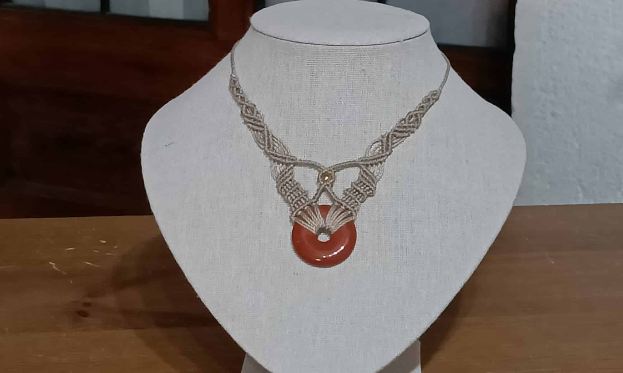 collier "Kanda" micro-macramé donut jaspe rouge