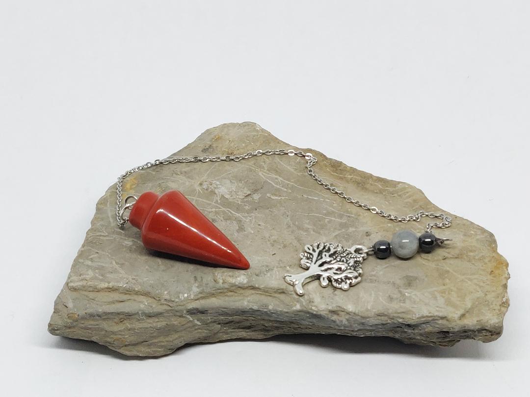 Petit pendule en jaspe rouge