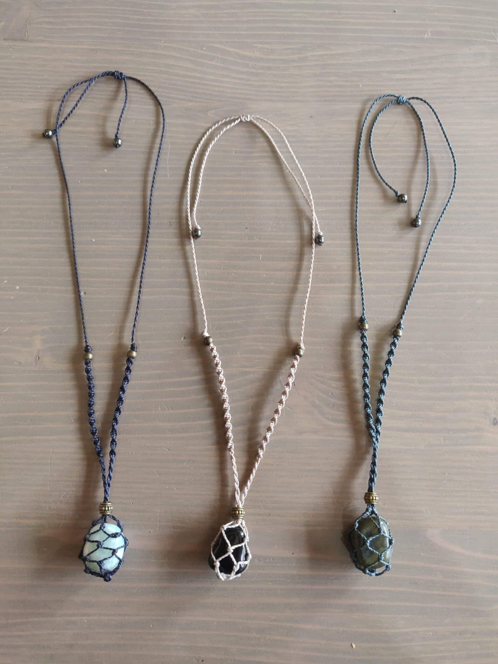 collier filet porte-pierres spirale