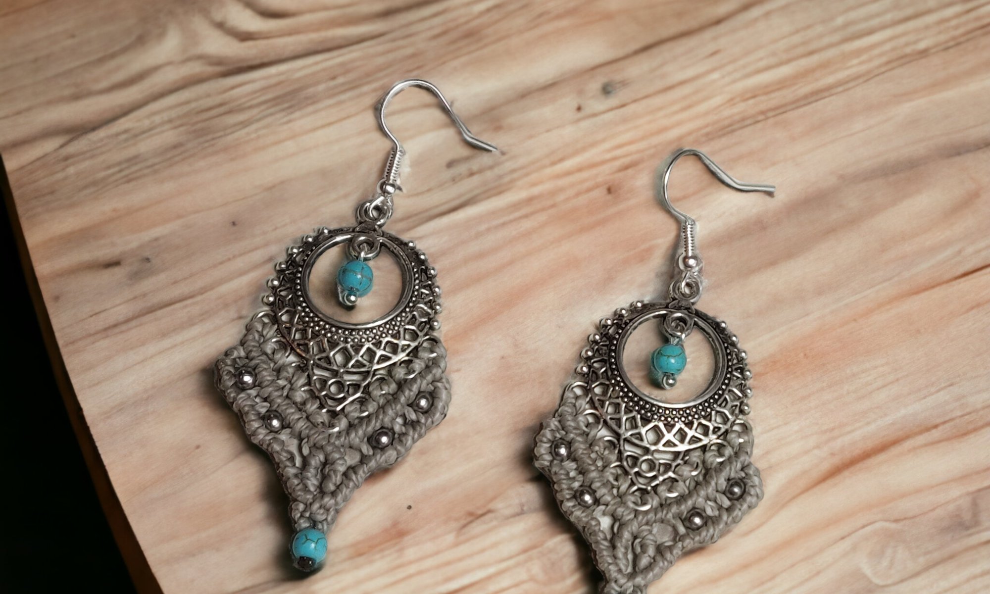 Boucles d'oreilles "Helaku" en micro-macramé