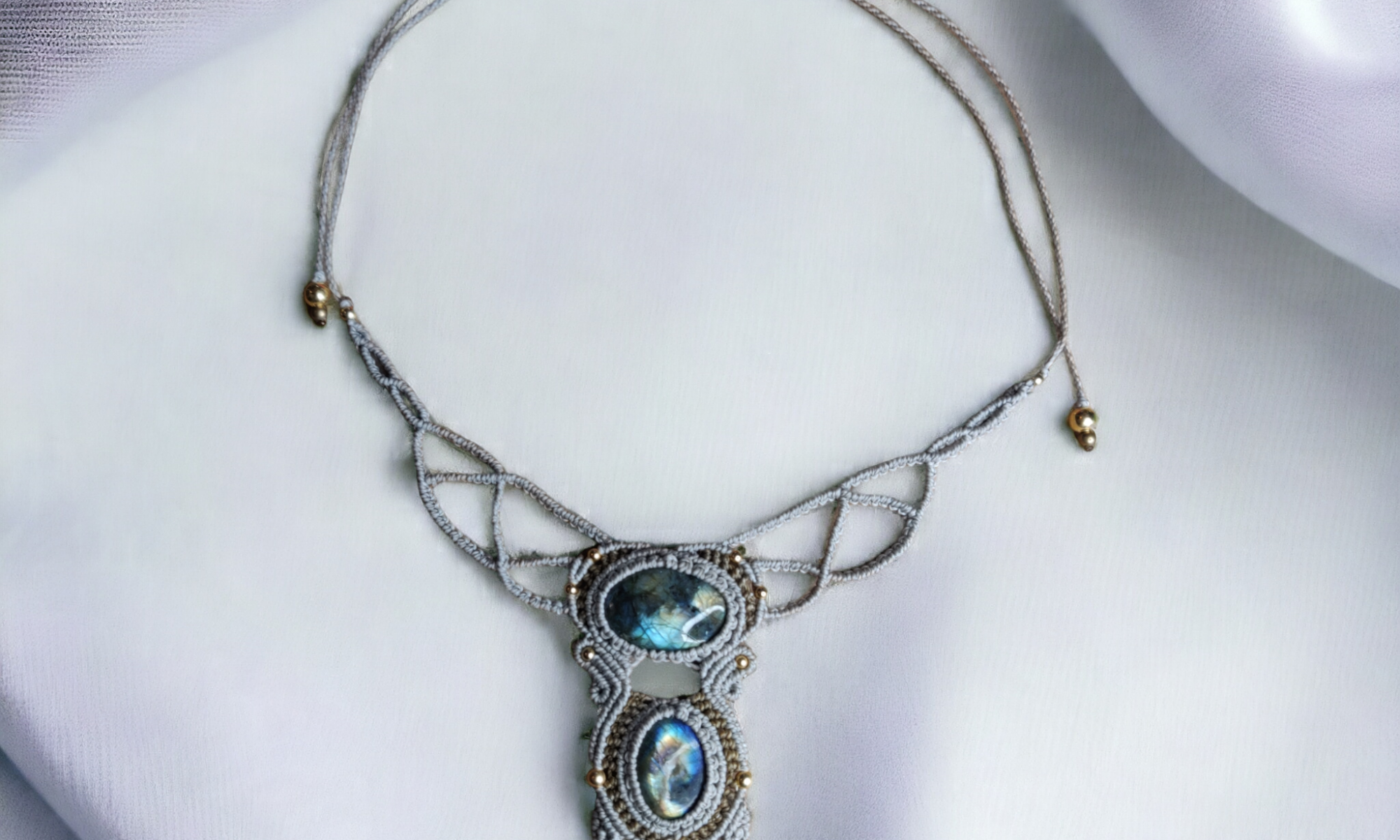 Collier micro-macramé "Amitola" en labradorite