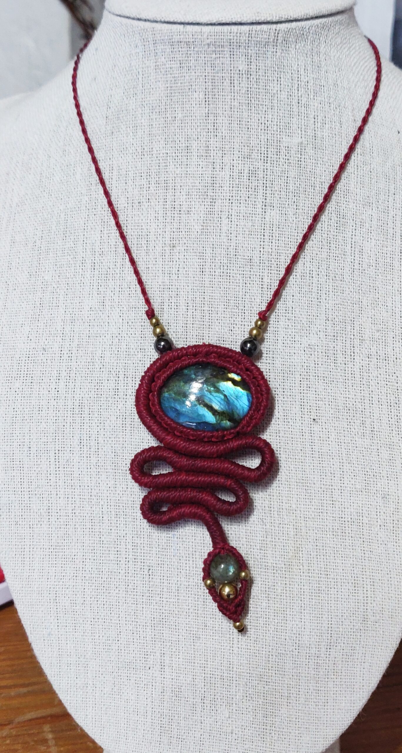 Collier serpent micro-macramé et labradorite