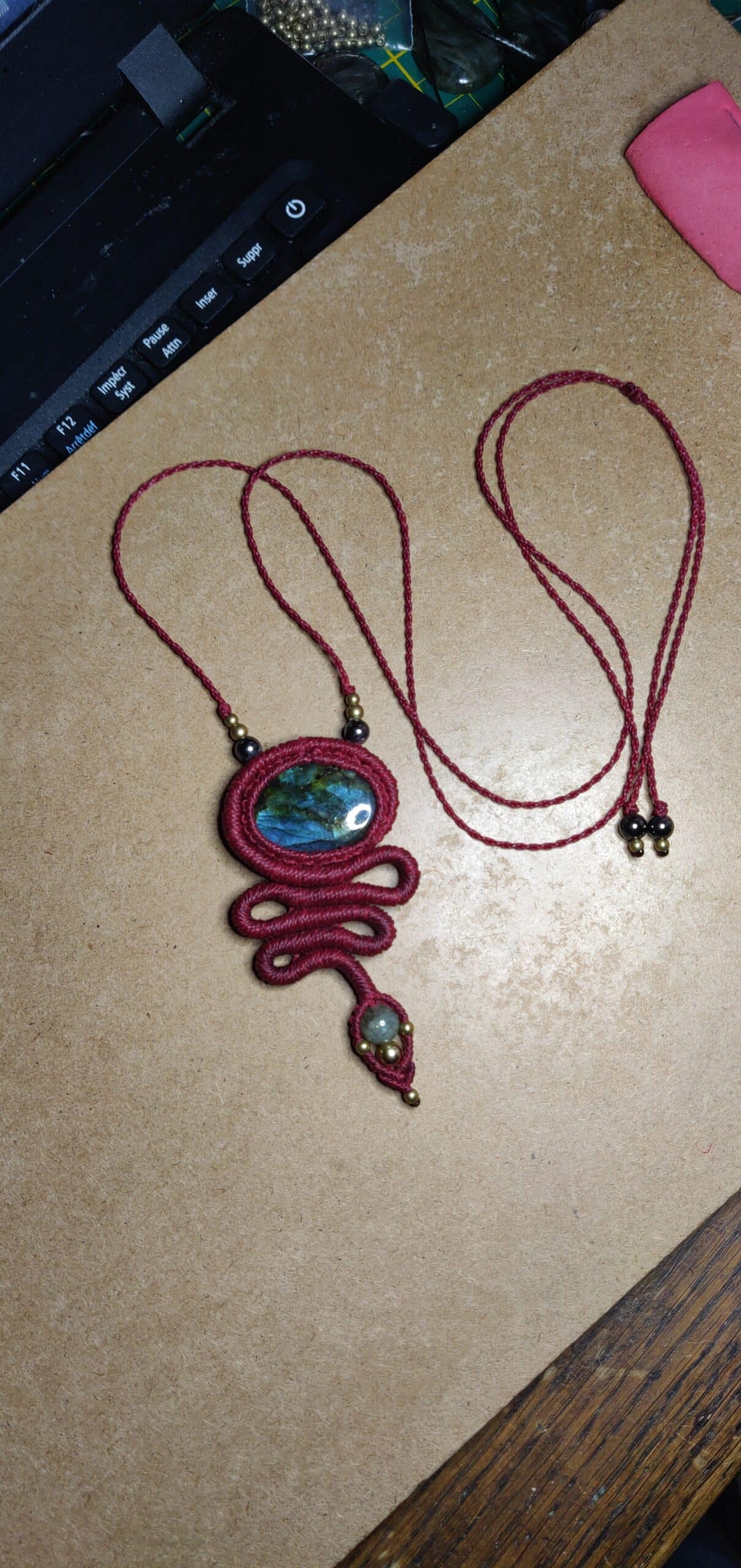 Collier "Serpentina" micro-macramé avec labradorite