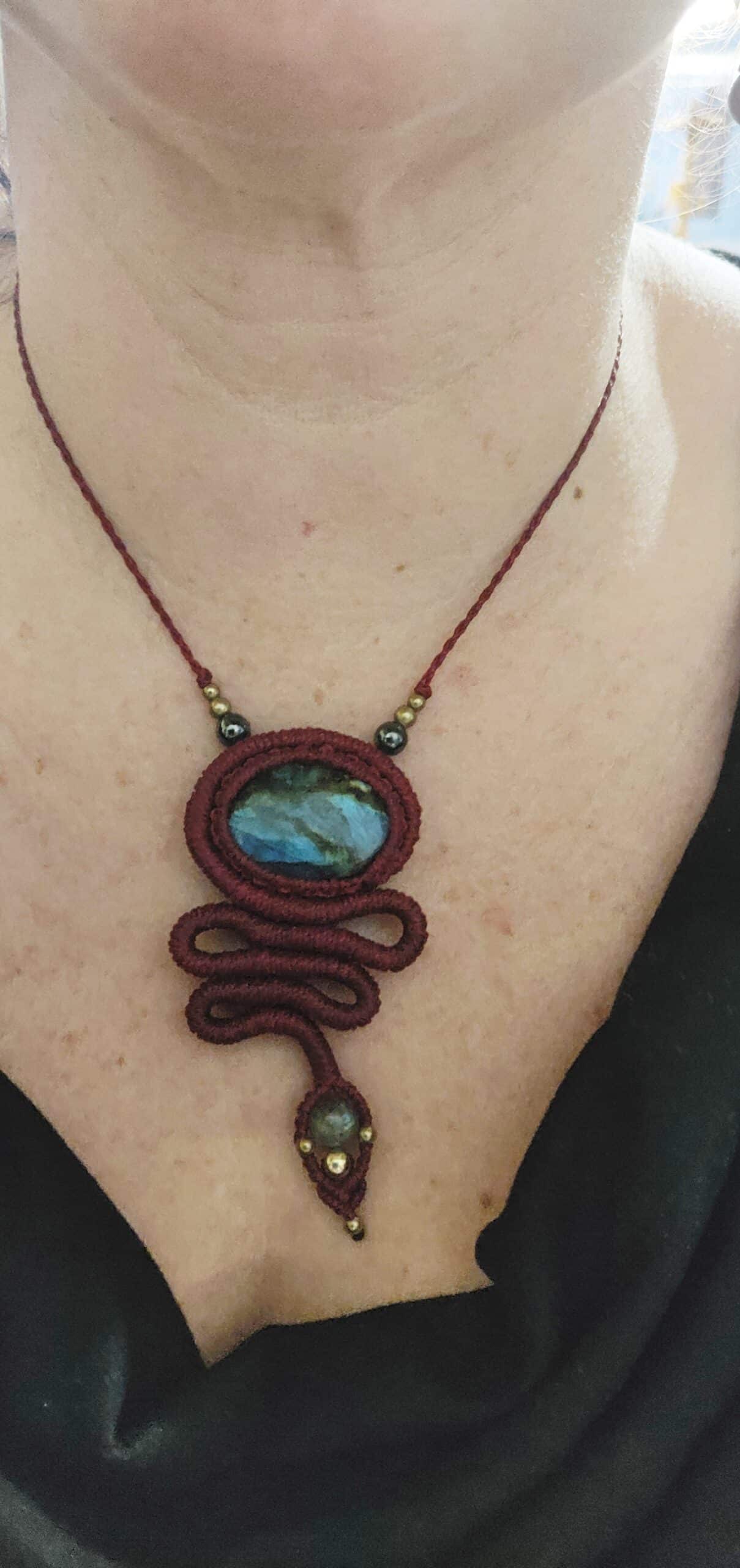Collier serpent micro-macramé et labradorite
