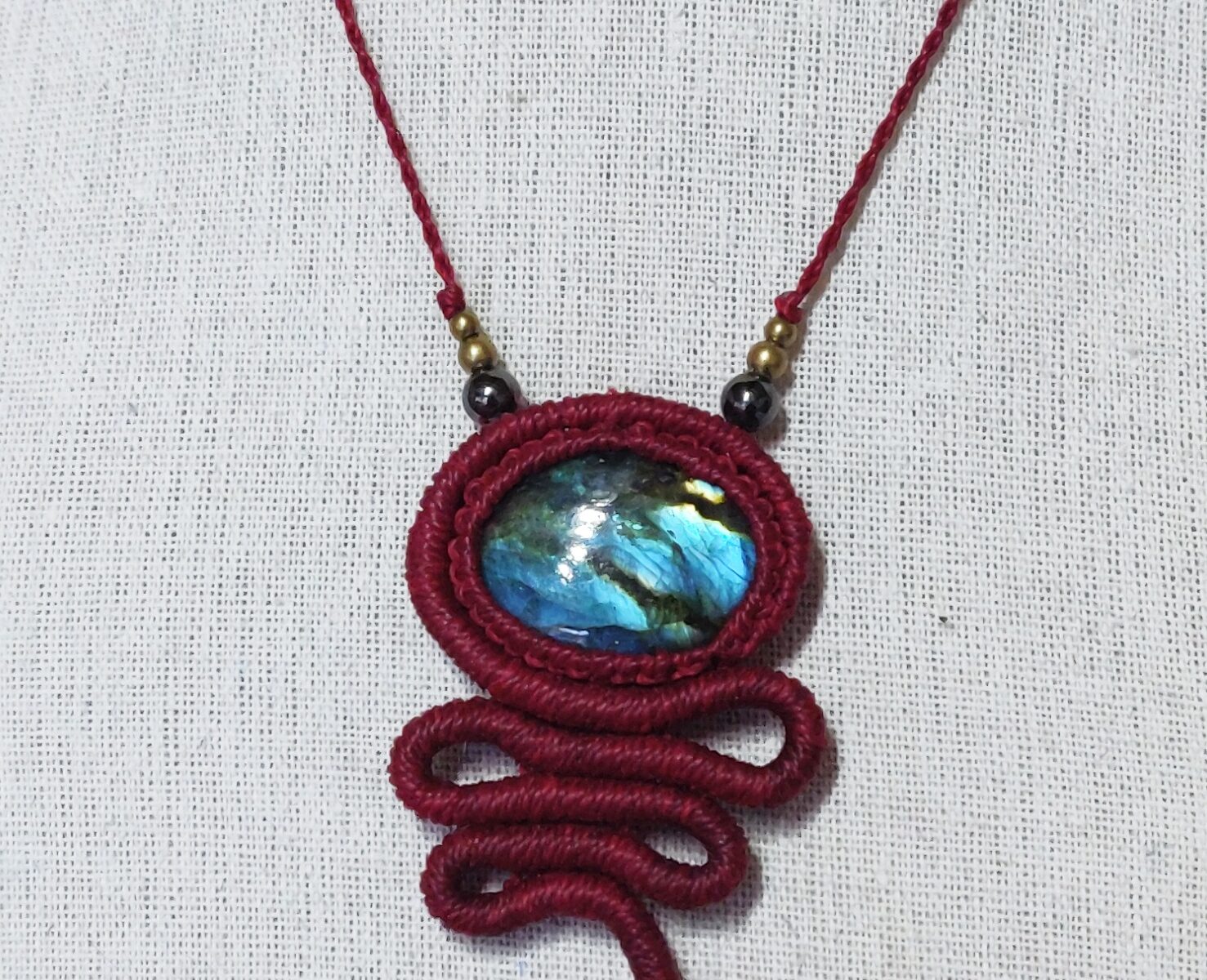 Collier serpent micro-macramé et labradorite