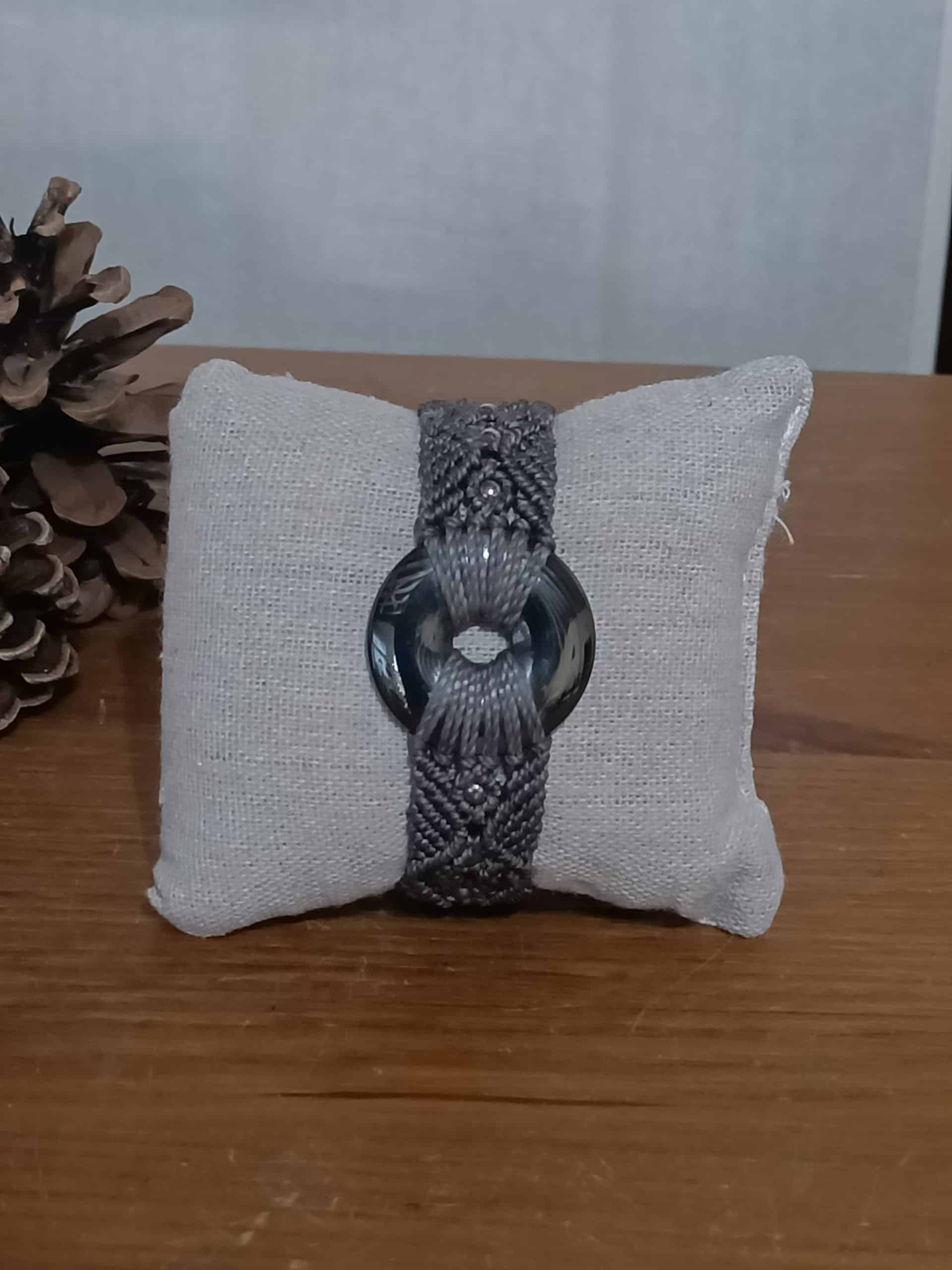 Bracelet "Orenda" en micro-macramé hématite